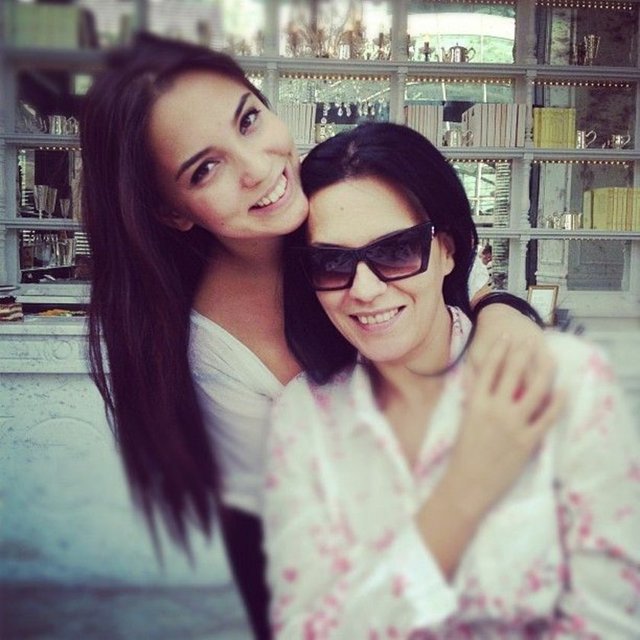 "O büyüyecek, kırılacak, ağlayacak ve öğrenecek. Gizem nişanlısından ayrıldı. Hayatta her şey kısmet. Teslim olmak güzel bir duygu."