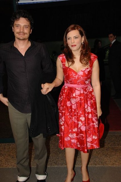 Salkım özel hayatıyla ilgili şunları aktardı:"İlk boşandığımda herkese saldırmak istedim. Her boşanma acıdır. Adam gidiyor sen evde kalıyorsun, evde bir sessizlik var. Anlatılamayan duygular var. Sessiz bir çığlık, sesli bir çığlığa dönüşüyor. 2002 yılında aldatılarak boşanmış bir kadındım."