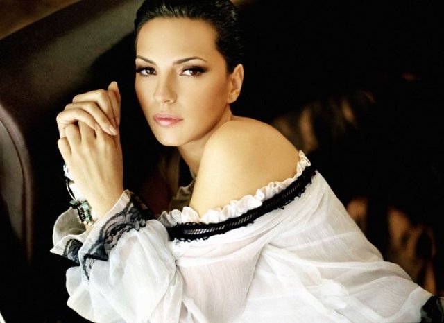 KADININ EN BÜYÜK DÜŞMANI YİNE KADIN"Kadınlar dünyada birbirine dost gibi görünse de değiller. Bir kadının en büyük düşmanı kadın. Yüksek lisansımı çocuk psikolojisi üzerinde yaptım. Biz çocuklarımızı pamuklar içinde büyütüyoruz ama öyle değil hayat."