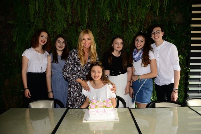 DEFNE FRESKO, ÇAĞLA, EMEL, YAĞMUR AYAYDIN, SUZANNA RON, DOĞA AYAYDIN, EGE YILMAZTÜRK