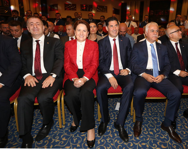 Kurultay sırasında MHP Genel Başkan adaylarından Meral Akşener protokolde oturduğu sırada yaşlı bir partili yere oturdu