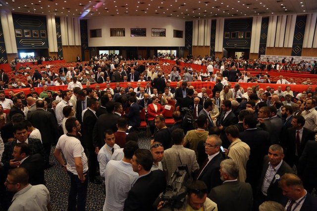 Akşener'in korumaları devreye girip yaşlı adamı adayların yanından uzaklaştırdı.