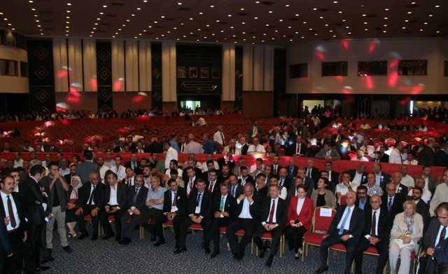 MHP kurultayında ilginç anlar yaşandı. Yaşlı bir MHP'li çağrı heyeti ile ilgili anons yapıldığı sırada genel başkan adaylarının olduğu bölüme gidip Meral Akşener'in önüne oturdu.