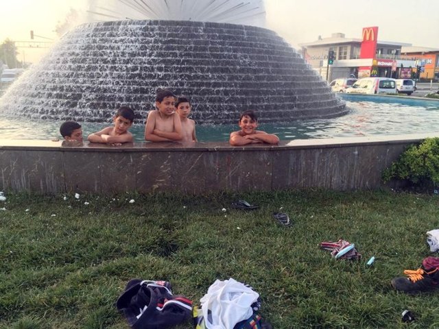 BURSA'DA SICAKLIK 40 DERECEYİ BULDU! - Bursa'da hava sıcaklığının 40 dereceyi aşması ile birlikte Büyükşehir Belediyesi'nin süs havuzları çocukların akınına uğradı.