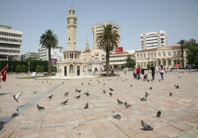 İZMİR'DE REKOR SICAKLIK YARISI!İzmir'de Meteotoloji Müdürlüğü Pazartesi günü rekor sıcaklık alarmı verdi. Sıcaktan bunalan İzmirliler kent merkezinde değişik yöntemlerle serinlemeye çalıştı.
