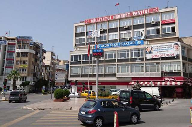 AYDIN 44 DERECEYİ GÖRDÜ!Asiri sicaklar yurt genelinde etkili olmayi surdururken Aydin'da bugun hava sicakligi 44 derece olarak olculdu.