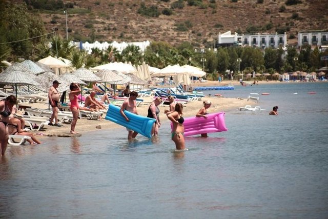 BODRUM 45 DERECEYİ GÖRDÜYurt genelinde artan sıcaklık Bodrum'u da etkisi aldına aldı. Yerli ve yabancı turistler denize girerek serinledi.