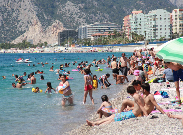 ANTALYA'DA İNSANLAR PLAJLARA AKIN ETTİ! - Antalya ve ilçelerinde etkili olan sıcak hava nedeniyle vatandaşlar plajlarda vakit geçirdi.