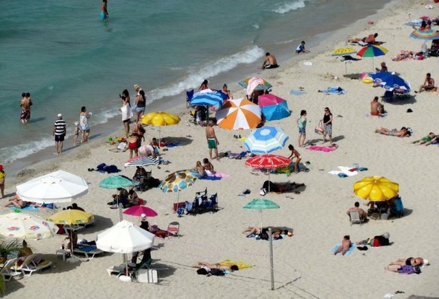 YERLİ VE YABANCI TURİSTLER ÇEŞME'YE AKIN ETTİ! - İzmir'in Çeşme İlçesinde, son zamanlarda artan hava sıcaklıkları nedeniyle yerli ve yabancı tatilciler deniz ve havuz kenarlarına akın etti.