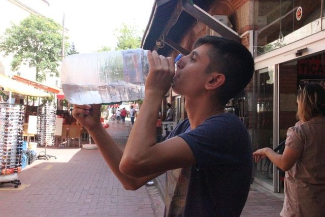 EDİRNE SICAKTAN KAVRULUYOR!Tüm yurdu etkisi altına alan aşırı sıcaklık, Edirne'de de etkisini gösteriyor. Edirne'de Termometreler 35 dereceyi gördü.