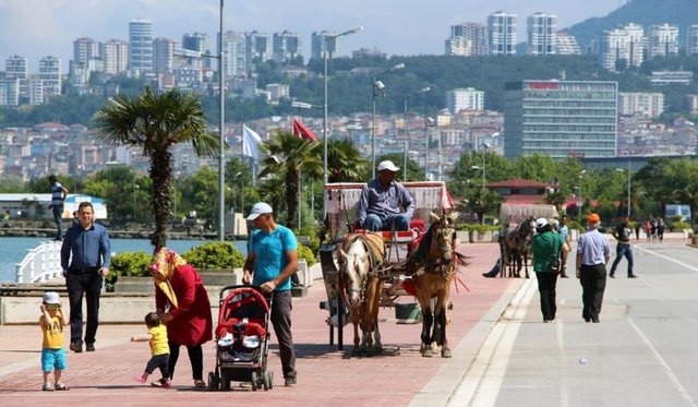 SAMSUN'DA YAZ SICAKLARI - Samsun'da yaz sıcaklarının başlamasıyla birlikte, insanlar sahil kenarları ve parklara akın etti.