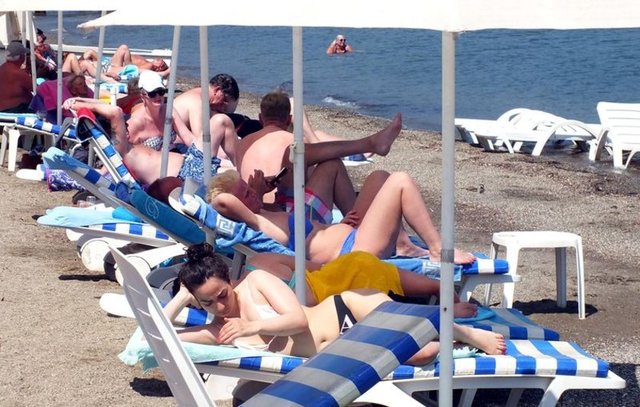 Plajlar, parklar serinlemeye çalışan vatandaş ve turistlerin renkli görüntülerine sahne oldu.