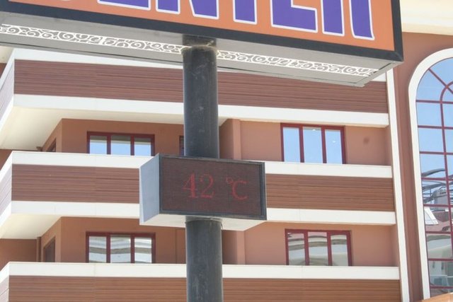 Caddelere konumlandırılmış elektronik termometreler gölgede 42 gösterirken hissedilen sıcaklık 45 dereceye ulaştı.