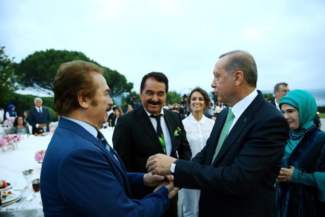 Cumhurbaşkanı Recep Tayyip Erdoğan, Huber Köşkü'nde sanatçı ve sporcularla buluştuğu iftar programındaki konuşmasında, Türkiye'nin her alanda olduğu gibi sanat ve spor konusunda da kendisine çok büyük hedefler belirleyen ve buna uygun altyapıyı kurmaya başlayan bir ülke olduğunu dile getirdi.