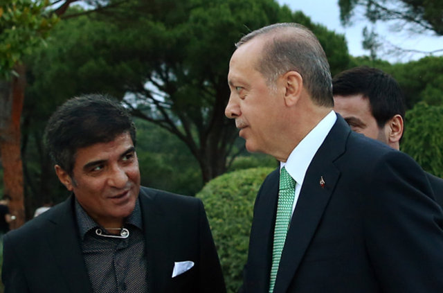 İftar yemeğine İbrahim Erkal da katıldı. Erkal kravat yerine taktığı çengelli iğneyle dikkat çekti. Hürriyet'e konuşan sanatçı, "Özel bir anlamı yok. Böyle bir ortamda farklılık yaratmak istedim. Şık olduğunu düşündüm. Tamamen benim fikrim" dedi.