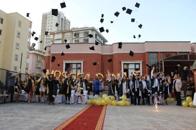 Güzel Sanatlar Lisesi'nde okuyan Zeynep mezuniyet töreninde kep attı.
