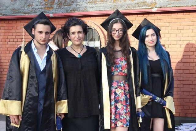 Anne Burçin Orhon, 17 Haziran'daki törenin fotoğraflarını facebook sayfasında paylaştı ve altına "Lara mezuniyet... Çok mutluyum" notunu düştü.