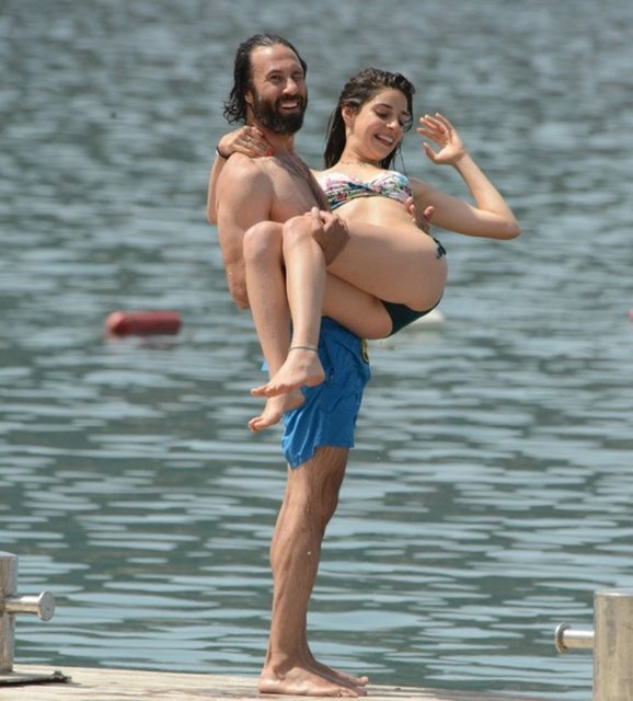 Önceki gün erkek arkadaşı Bülent Kocamanoğlu ile bir otelde objektife takılan Levinler, plajda sevgilisiyle hayli eğlendi. -   -  