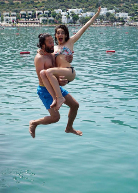 Erkek arkadaşının kucağında objektife takılan oyuncu, sık sık kahkaha attı.(Hürriyet)