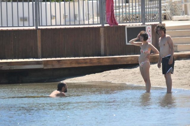 Çift, ilk kez görüntülenen kızlarını yüzdürüp oyunlar oynadı. 