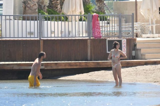 Üçlü önceki gün, kaldıkları otelin plajında aile saadeti yaşadı.