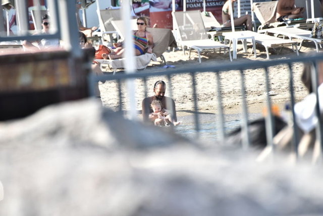 Nuri ALTUNTAŞ/HABERTÜRK MAGAZİNTimuçin Esen, yeni dizisinin çekimleri için bulunduğu Bodrum'da, boş vakitlerini sevgilisi Bilge Türe ve kızı Ayda ile geçirmeye devam ediyor.