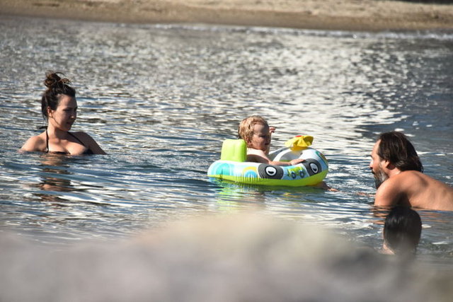 Keyifli dakikaların ardından ünlü oyuncu, kızını uyutması için bakıcısına teslim etti.
