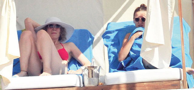 Hızla havluya sarınıp locasına geçen Sarıkaya, muhabirler gidene kadar yerinden kalkmadı.