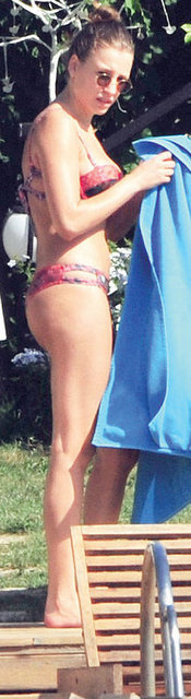 SABAH PEMBE, ÖĞLEN TURUNCU Kilo aldığı gözlenen Sarıkaya, bir süre egzersiz yapıp ardından kendini serin sulara bıraktı. 