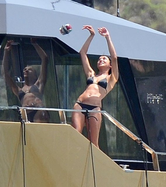 Bu duruma eşi ise uzun süre güldü.