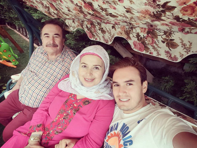 MUSTAFA CECELİ -   - Anne ve babam da bize katıldı bugün. Hava da kıyak yaptı maşallah püfür püfür.. -  