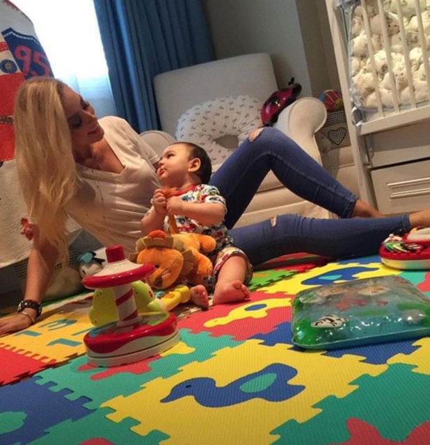 PETEK DİNÇÖZSenin bakışına kurban olurum ben