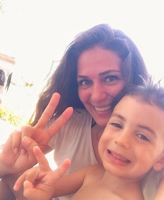 ÖZGE BORAKGeçen sene başladık ve bundan sonra her yaz aynı pozu vericez. Konuştuk, anlaştık. Tamamdır.