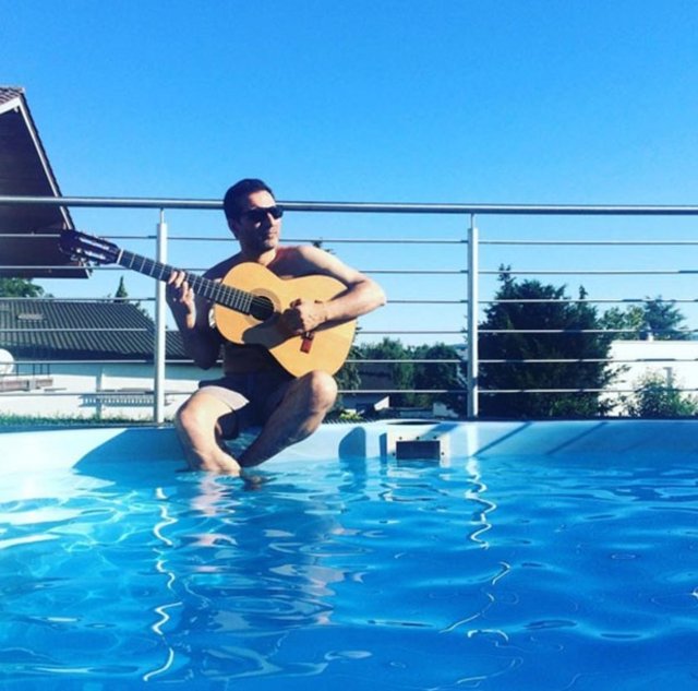 RAFET EL ROMANHerkese günlük güneşlik müzik dolu günler diliyorum