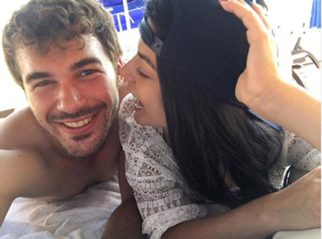 Çilek Kokusu' dizisinin setinde tanışıp aşk yaşamaya başlayan Demet Özdemir ile Yusuf Çim'in ayrıldığı iddia edilmişti. 