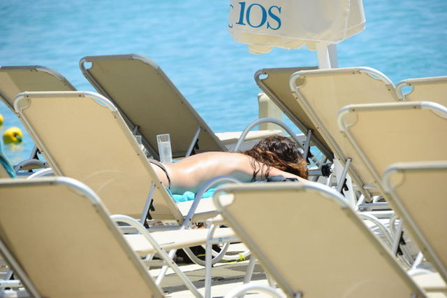 Güzel oyuncu önceki gün çekimleri biter bitmez soluğu köpeğiyle plajda aldı.