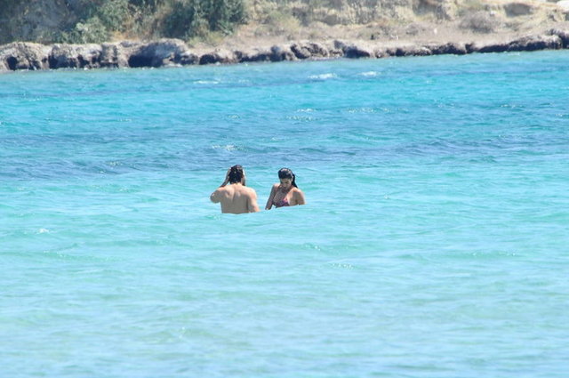 Denizde şakalaşan, öpüşüp oyunlar oynanan sevgililer, ayrı kaldıkları anların acıını çıkardı. 