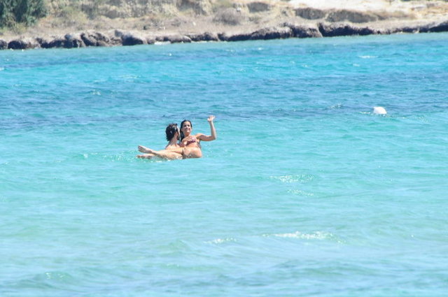 Yakışıklı oyuncu, fiziğiyle mankenlere taş çıkaran sevgilisini kucağına alıp ardından öpücüklere boğdu.