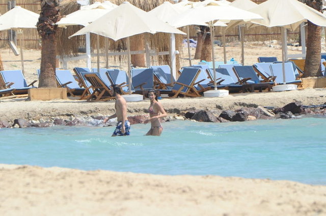 Yaklaşık 1.5 ay önce aynı evi paylaşmaya başlayan ancak yakışıklı oyuncunun yoğun çalışma temposu nedeniyle birbirlerine zaman ayıramayan çift, kimsenin olmadığı sakin bir koyda baş başa romantik dakikalar yaşadı.