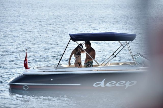 Turgutreis Çatal Adası'na giderek gözlerden uzak bir koyda denize giren ikili, tüm çabalarına rağmen görüntülenmekten kurtulamadı.