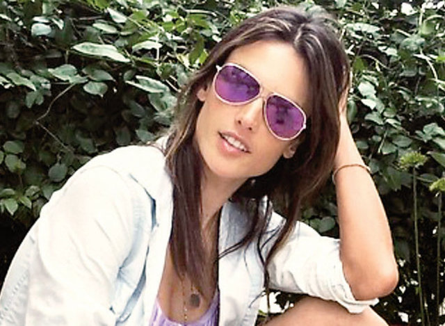  ALESSANDRA AMBROSİO-ÇAĞLA DEMİRGüzel oyuncu Çağla Demir de benzerliğiyle şaşırtan isimlerden. 