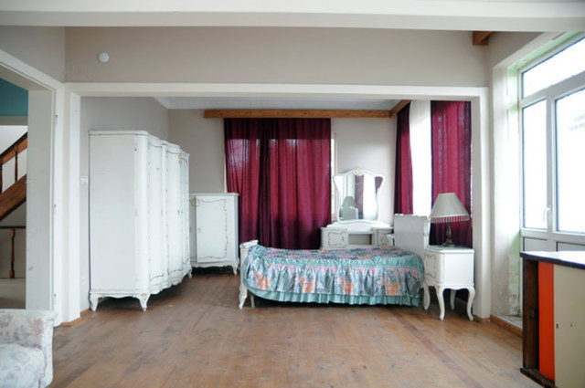 Hürriyet'te yer alan habere göre, dizinin ana karakteri Mecnun Çınarı'ın, babası ve ak sakallı dedesi ile yaşadığı söz konusu ev 6 milyon dolar fiyatla satışa sunulurken ilanda evde başka dizilerin de çekildiği ve 6 milyon dolarlık fiyatın 'düşürülmüş' olduğu ancak pazarlık payının olduğu da belirtildi.