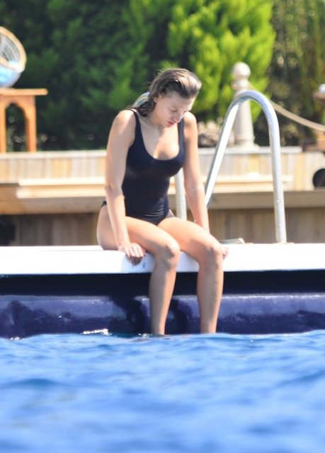 Konakladığı otelin plajındaki platformun üzerinde oturan oyuncunun oldukça düşünceli olduğu dikkat çekti. (Hürriyet)