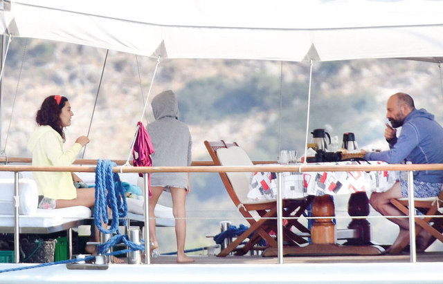 Nuri ALTUNTAŞ /HABERTÜRK MAGAZİNYeni sezonda birlikte kamera karşısına geçmeye hazırlanan Halit Ergenç-Bergüzar Korel çifti, oğulları Ali'yi de alarak mavi tura çıktı.