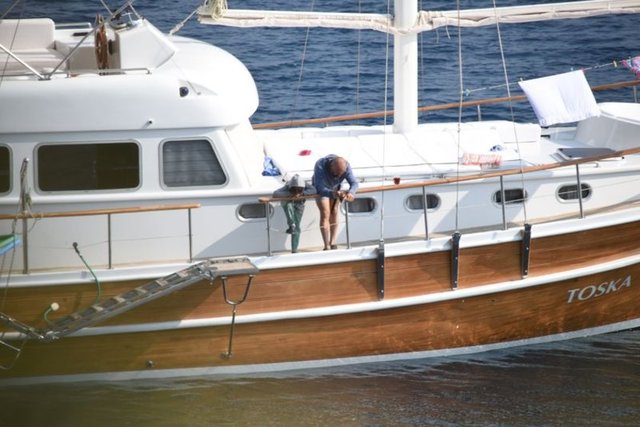  Oltalarını atıp uzun süre bekleyen Ergenç ve oğlu, balık tutmayı başaramadı.