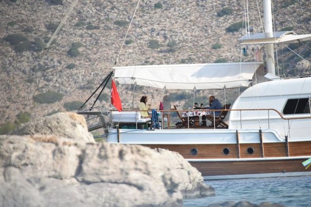 Ergenç, oğluna balık tutmayı öğretirken güzel oyuncu güvertede onları izlemeyi tercih etti. Baba-oğul daha sonra birlikte deniz keyfi yaptı. 