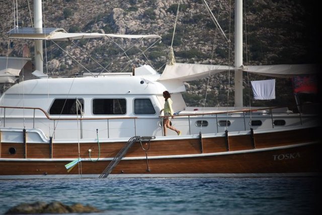 Kiraladıkları lüks tekneyle turlarına Bozburun'dan başlayan ikili, yoğun tempo öncesi enerji depoladı.