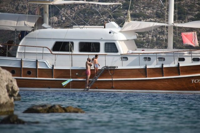 Çiftin günlüğü 2 bin 500 lira olan bir tekneyi tercih etmeleri ise dikkat çekti.