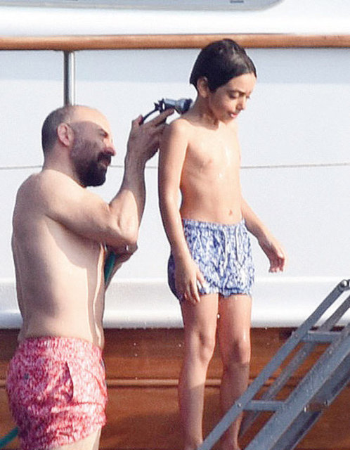 Ergenç, sudan çıkar çıkmaz merdivende oğlu Ali'ye su tutarak duş almasına yardımcı oldu.