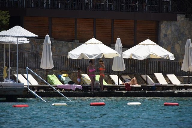 Türkbükü'nde güneşlenirken görüntülenen güzel oyuncu, pembe bikinisi ve fazla kilolarıyla dikkat çekti. Sevi, muhabirleri fark edince plajdan ayrıldı.
